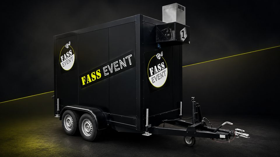 Schwarzer Kühlwagen von Fass Event GbR mit Logo